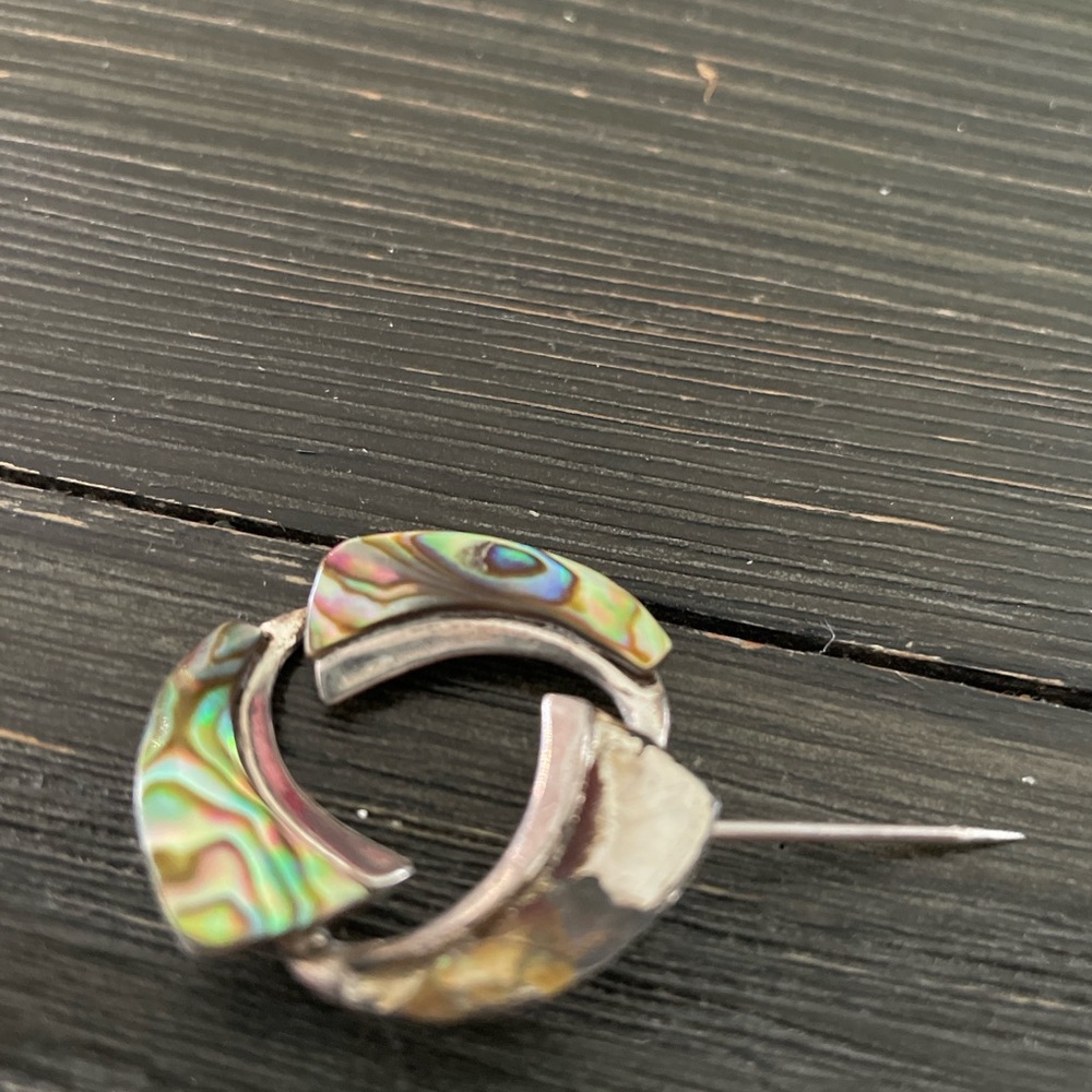 Beautiful vintage 1960s–1970s Ātaahua brooch